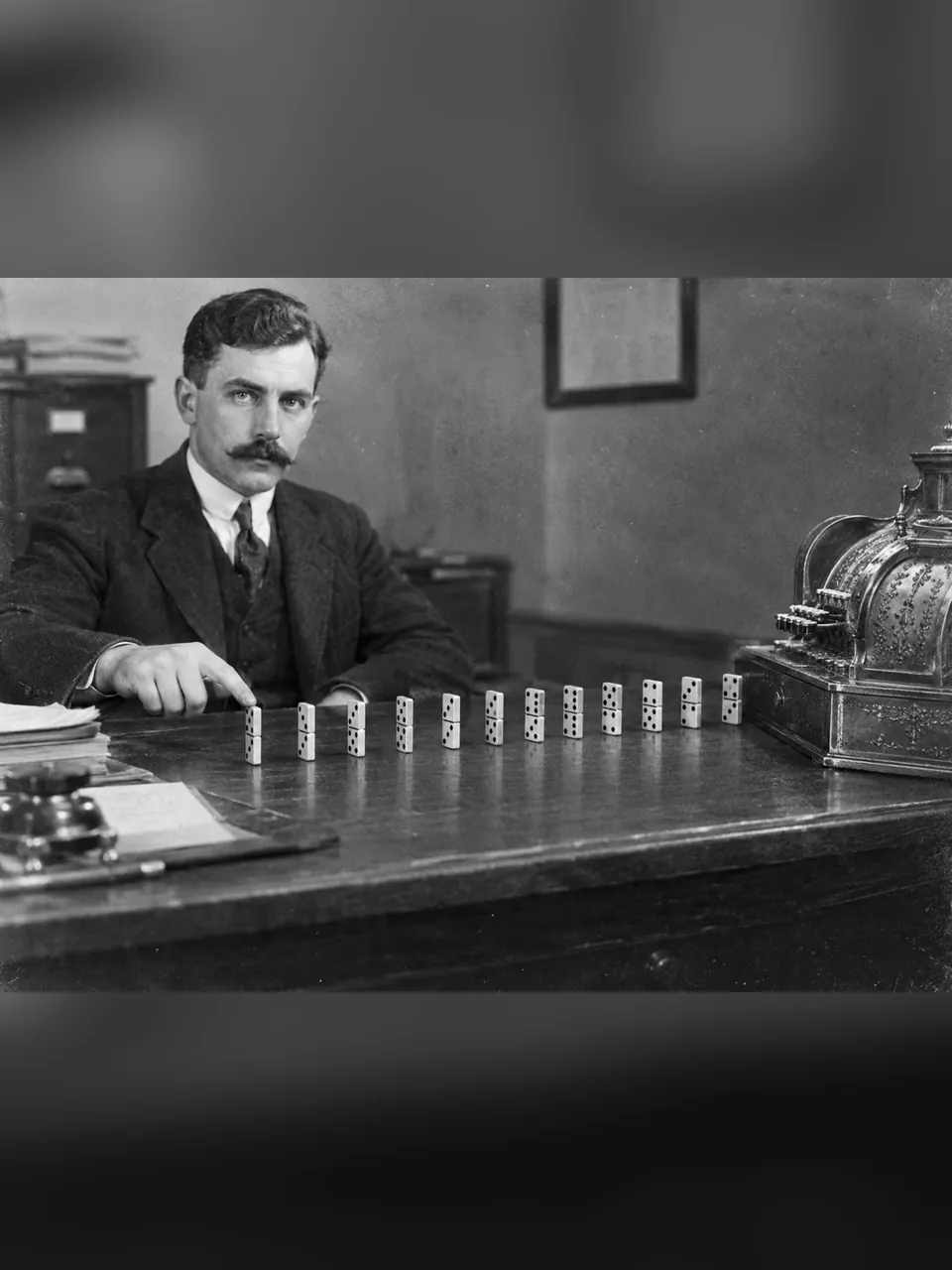 Конторщик толкает первую костяшку домино, последняя стоит у кассы