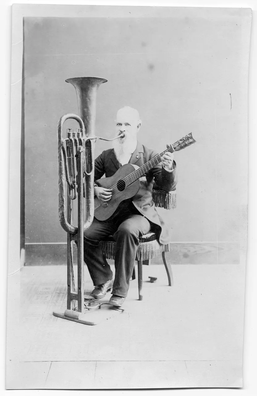 Человек-оркестр с тубой и гитарой (около 1890, California State Library)